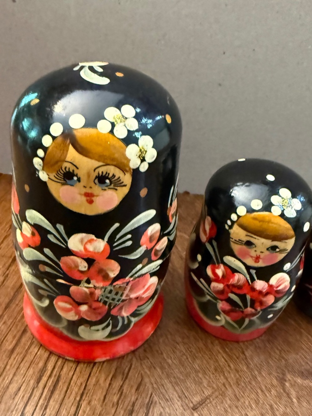 wooden Russian nesting dolls - Picture 2 of 4